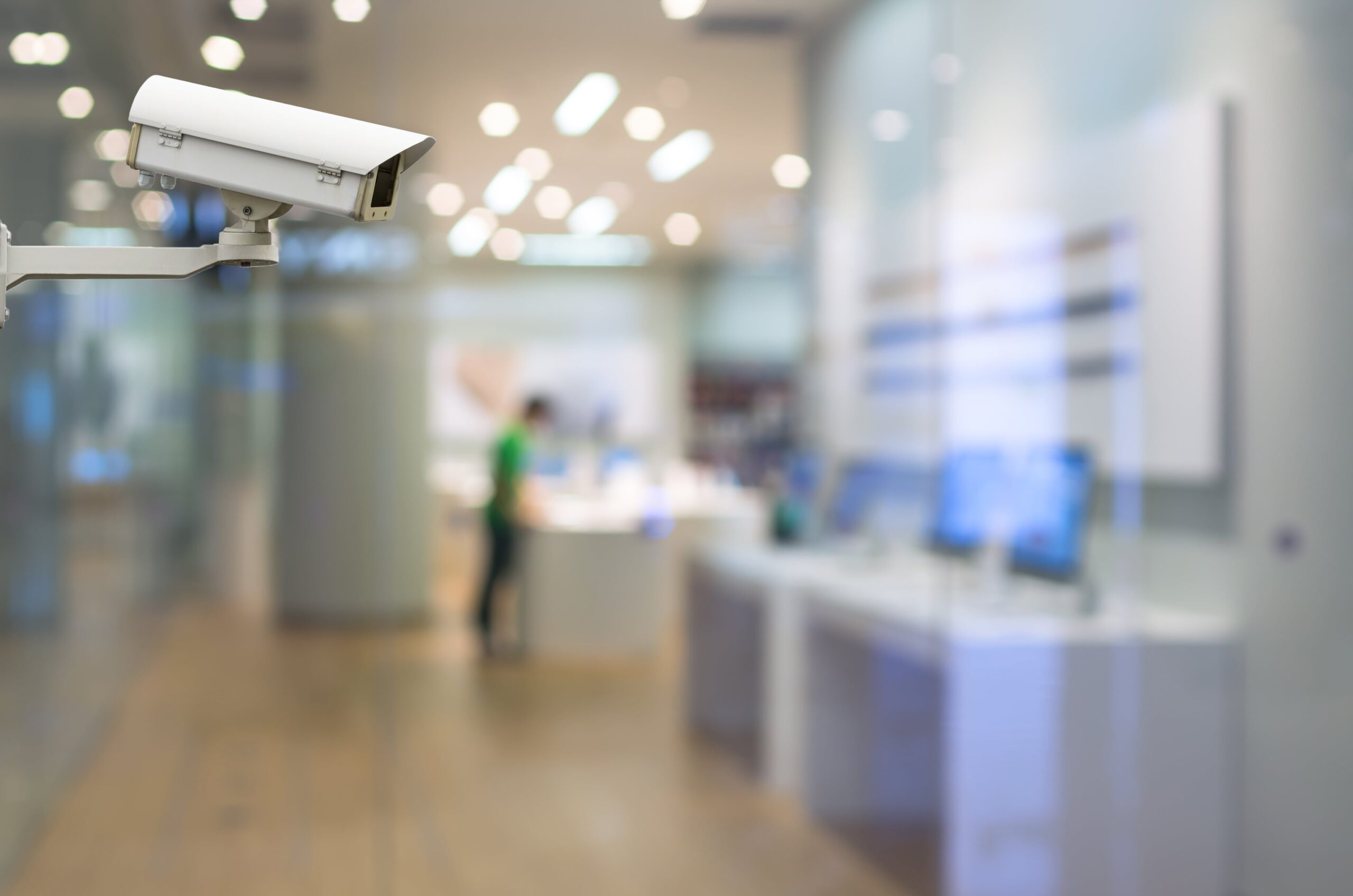 Kamera monitoringu zamontowana w sklepie