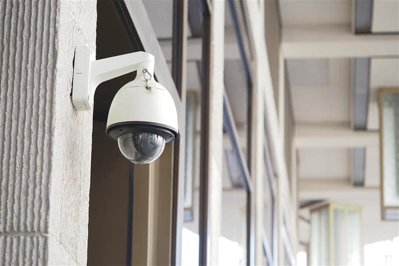 Kamera monitoringu zamontowana przed budynkiem